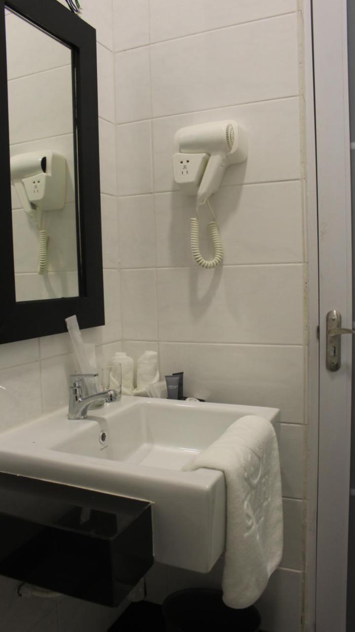 Serapi Hotel Kuching Eksteriør bilde